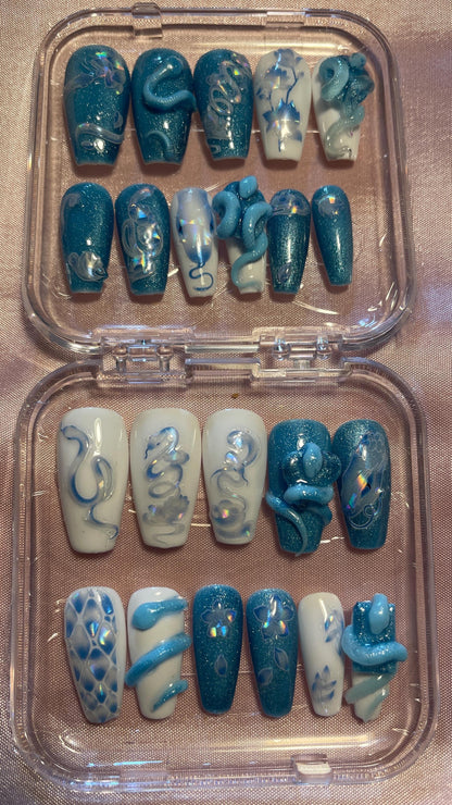 Serpents holographiques et 3D bleus et blancs. Kit toutes tailles incluses. Faux ongles, press on nails. Réutilisables. Fini brillant.