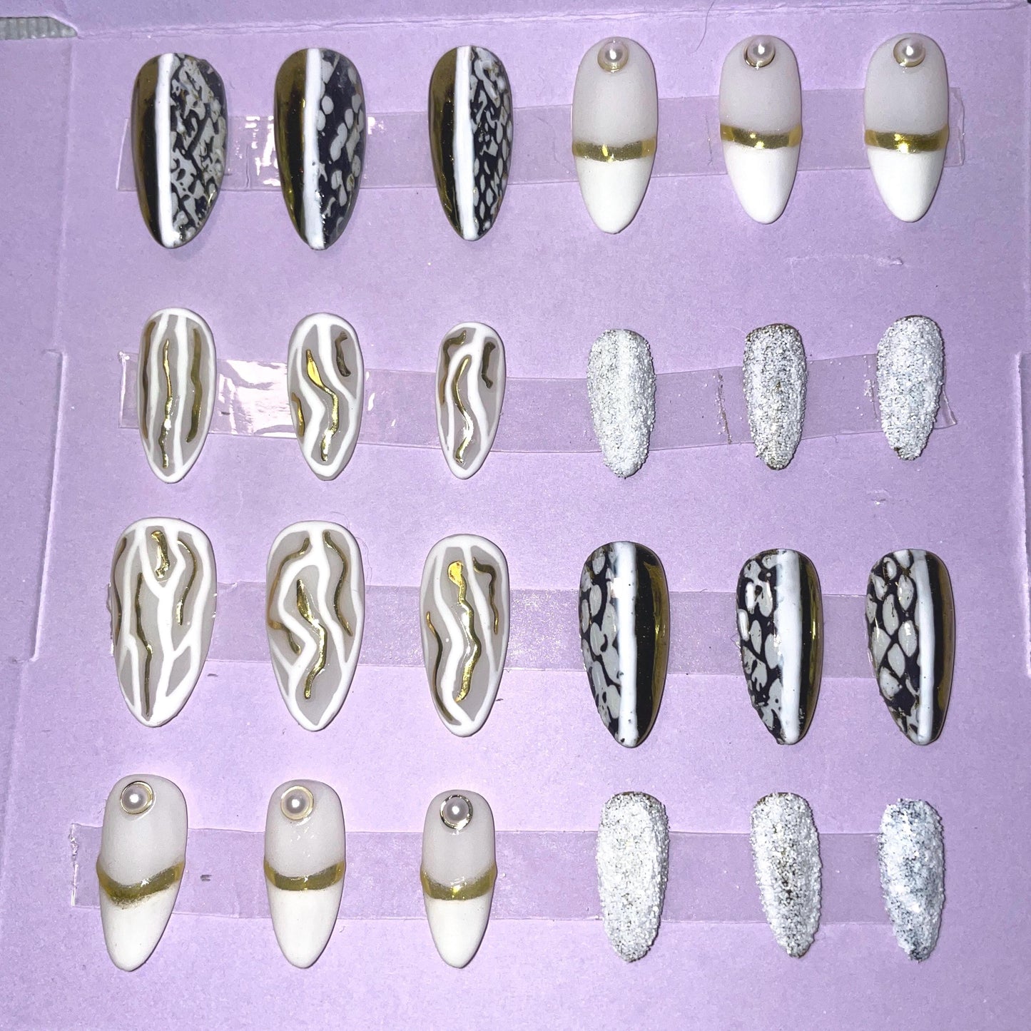 Peau de serpent. Noir, blanc et doré avec perles et sucre. Kit toutes tailles incluses. Press-on nails, faux ongles, ongles à coller.