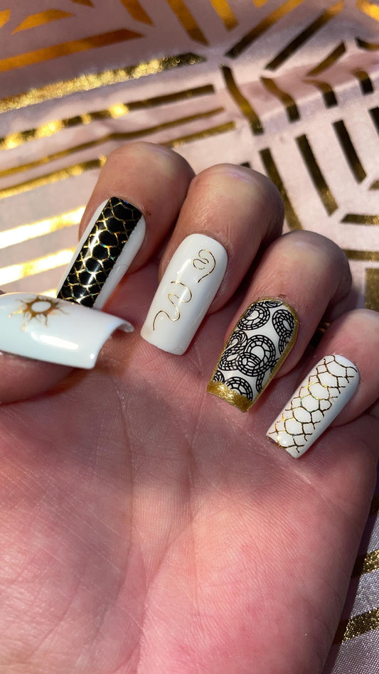 24 pièces. Carré moyen. Peaux de serpent noir et doré. Tailles 0 à 11. Faux ongles, press on nails. Réutilisables. Finition brillante