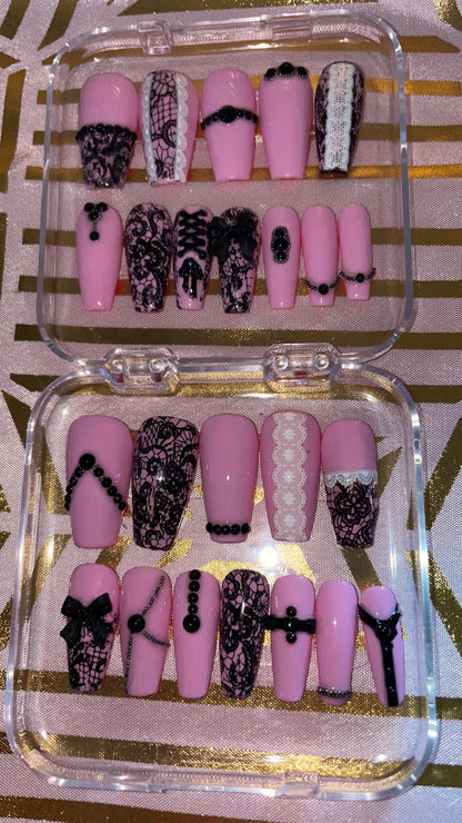 Dentelle noir blanc et rose. Strass et noeuds. Kit toutes tailles incluses. Faux ongles, press on nails. Réutilisables. Finition brilla