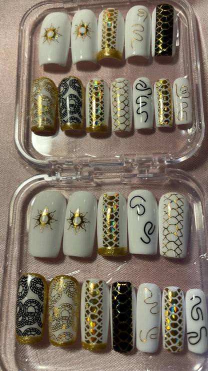 Peaux de serpent noir et doré. Kit toutes tailles incluses. Faux ongles, press on nails. Réutilisables. Finition brillante