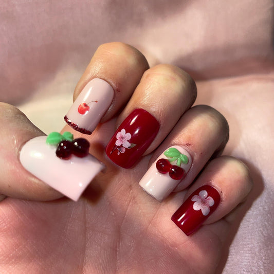 24 pièces. Carré court. Petites cerises en relief. Tailles 0 à 9. Faux ongles, press on nails. Réutilisables. Finition brillante