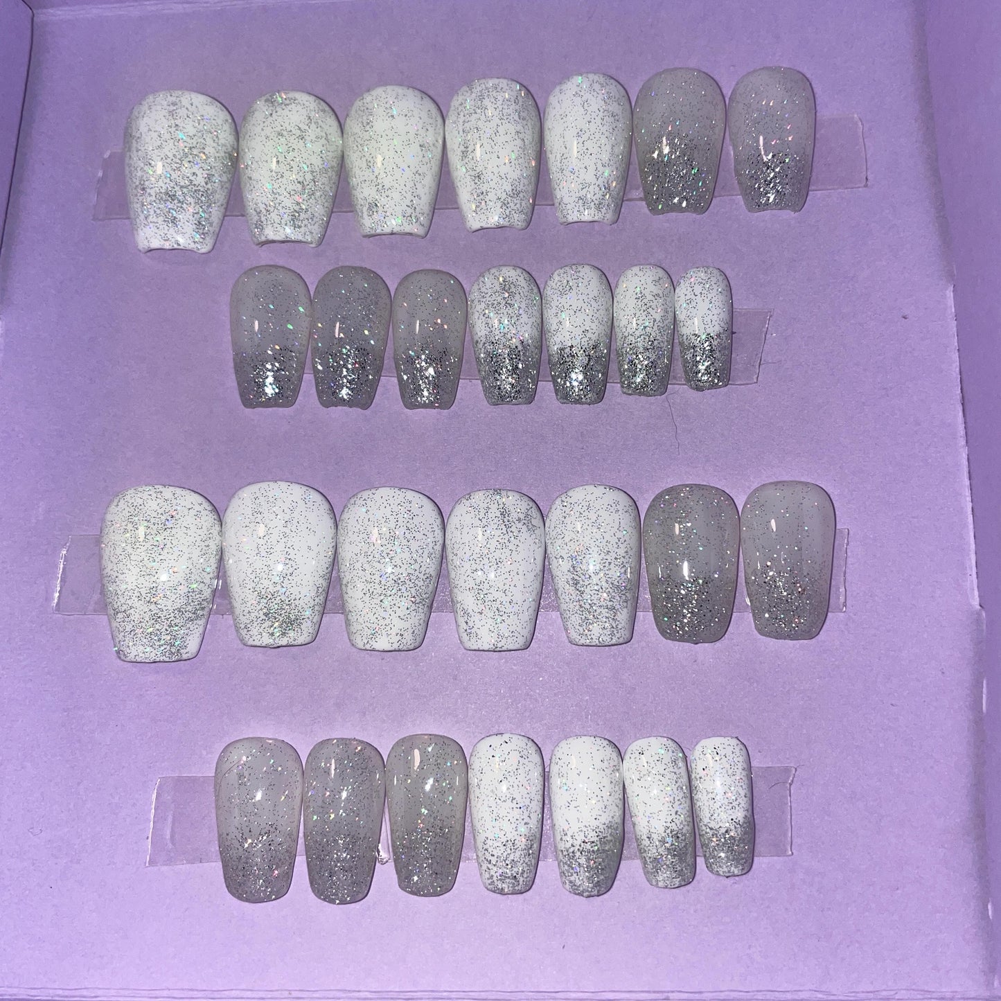 Blanc et laiteux pailleté argent. Kit toutes tailles incluses. Réutilisable, Press-on nails, faux ongles. Finition brillan