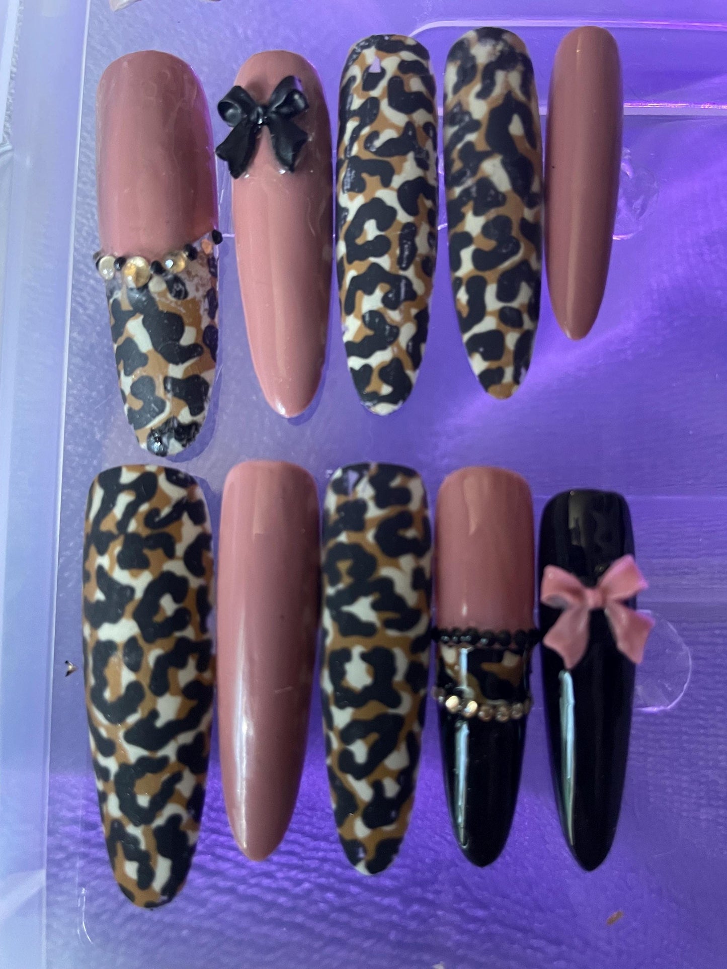 Léopard effet velours et noir brillant, petit noeud et strass. Réutilisables, Press-on nails, faux ongles. Finition mate et brillante.