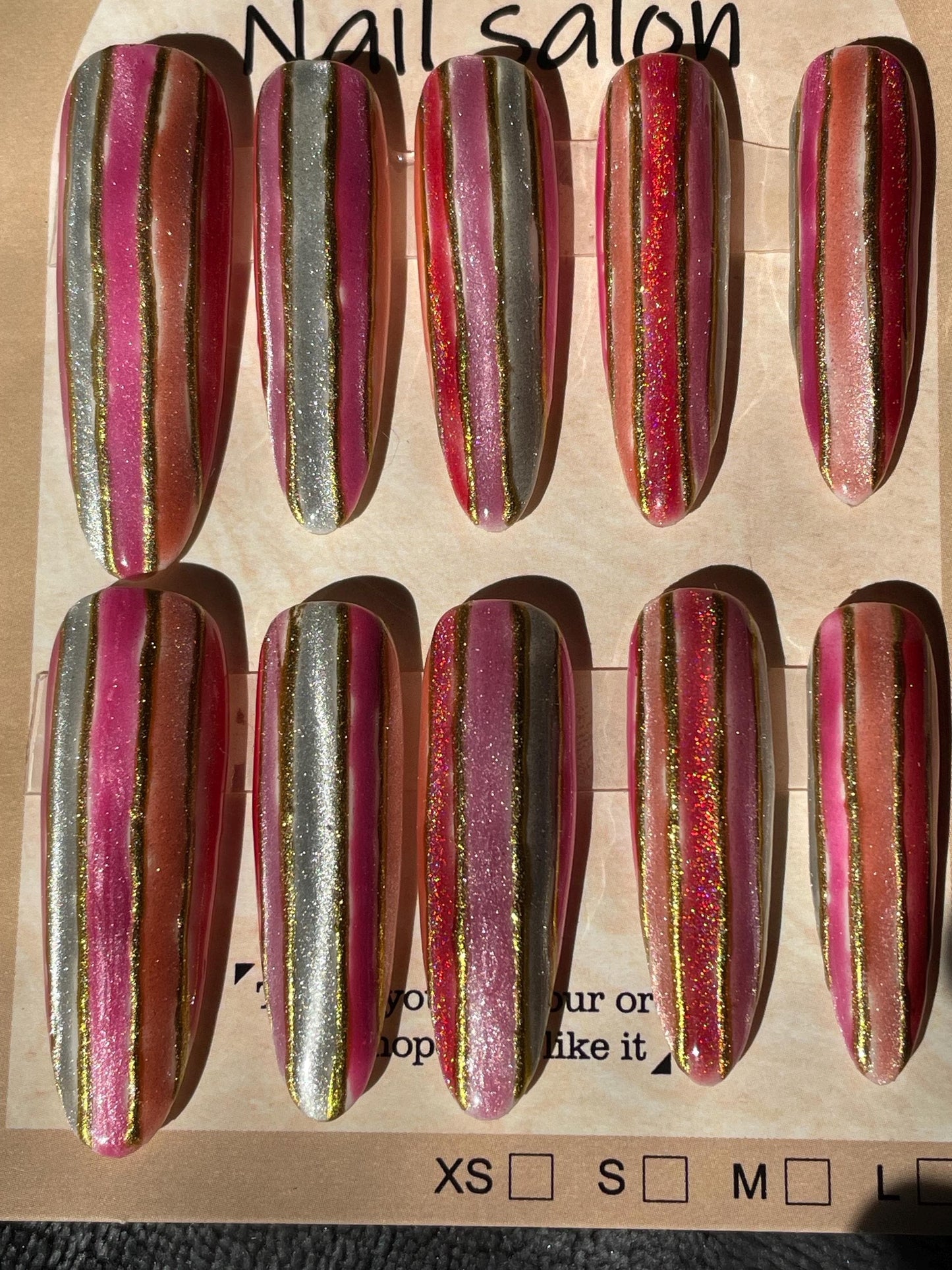 Cats eyes rayé multicolore. Réutilisable, Press-on nails, faux ongles. Finition brillante