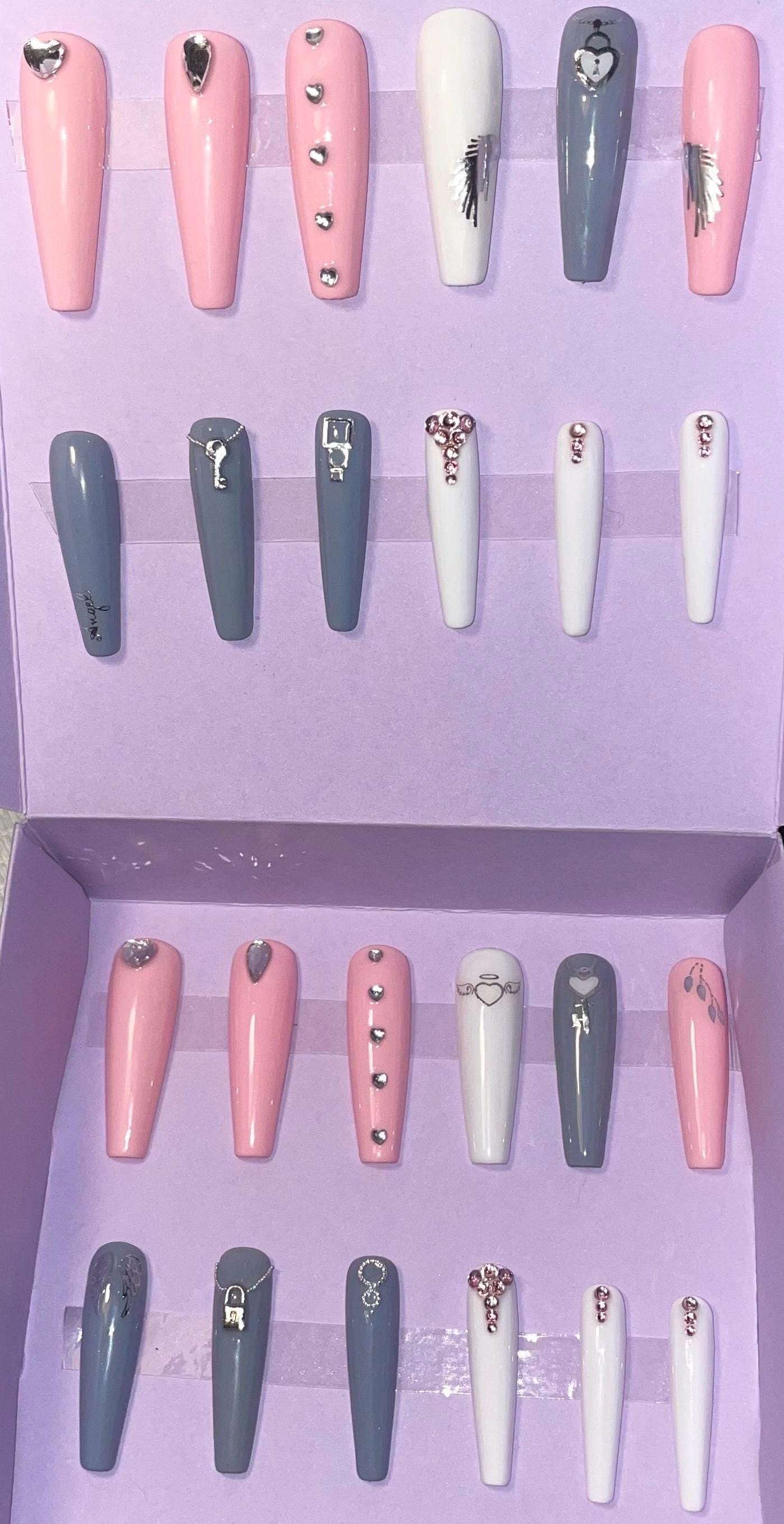 Rose, gris blanc avec petites clés et cadenas. Kit toutes tailles incluses. Réutilisables, Press-on nails, faux ongles. Finition brillante
