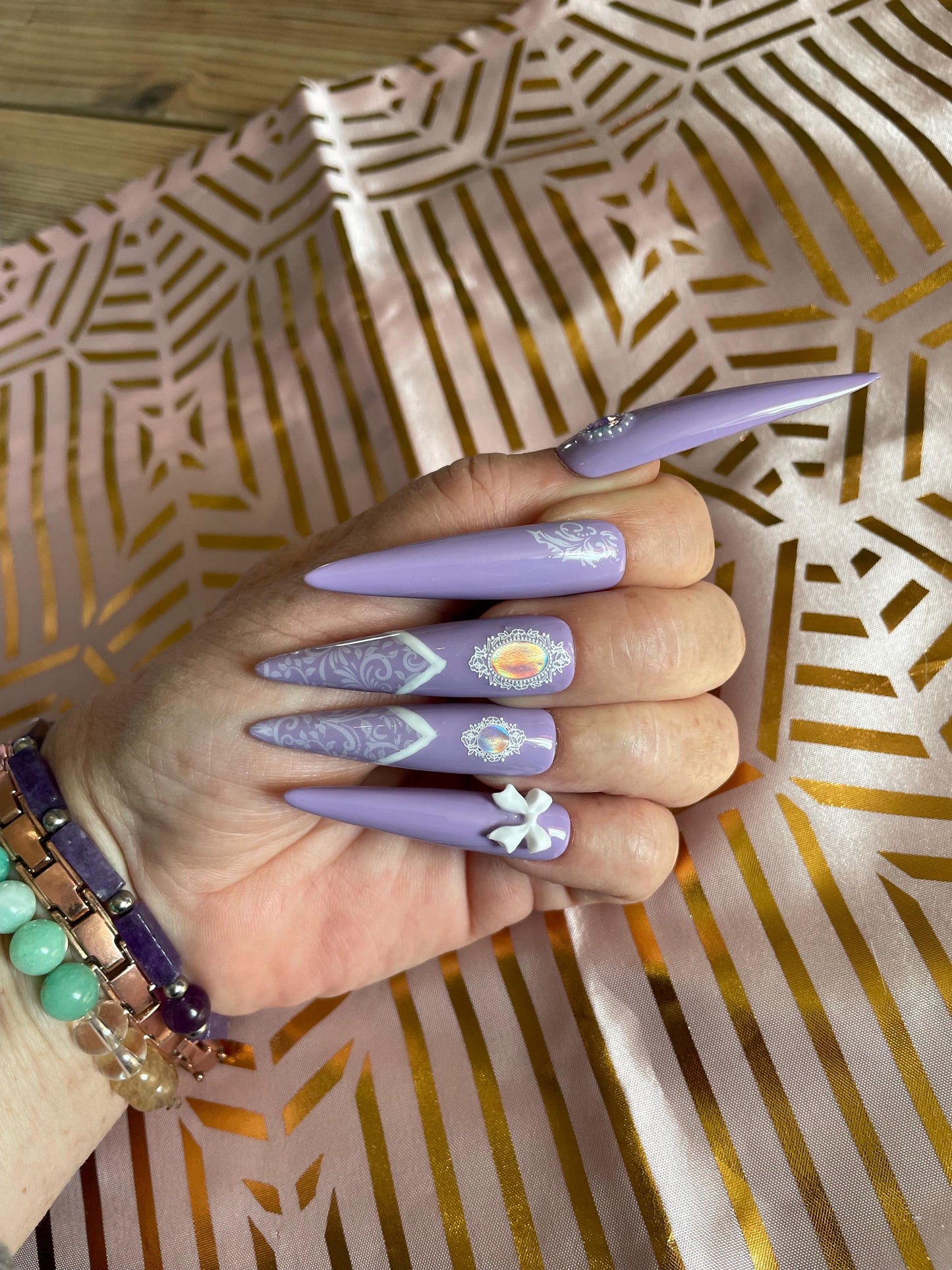 Dentelle blanche et violet avec petits noeuds et perles. Kit toutes tailles incluses. Réutilisables. Press-on nails, faux ongles. Finition brillante.