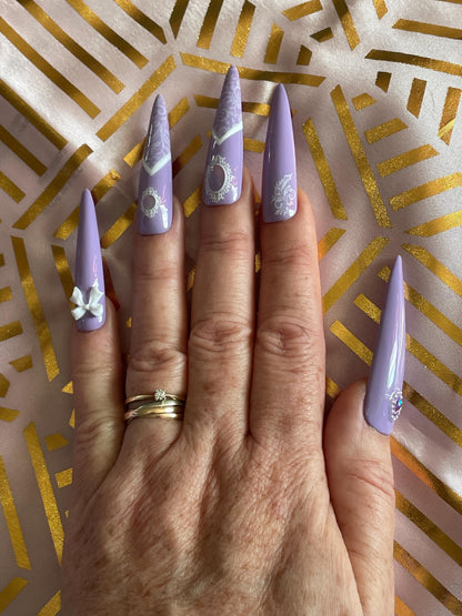 Dentelle blanche et violet avec petits noeuds et perles. Kit toutes tailles incluses. Réutilisables. Press-on nails, faux ongles. Finition brillante.