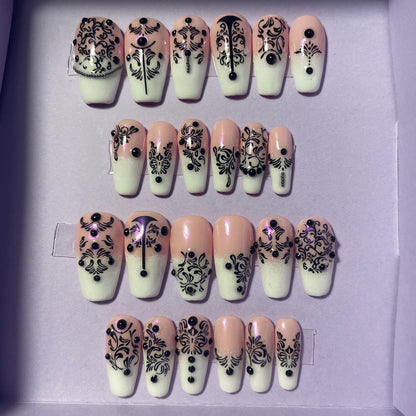 24 pièces. Rose et blanc avec motifs noirs. Tailles 0 à 11. Faux ongles, press on nails. Réutilisables. Finition brillante