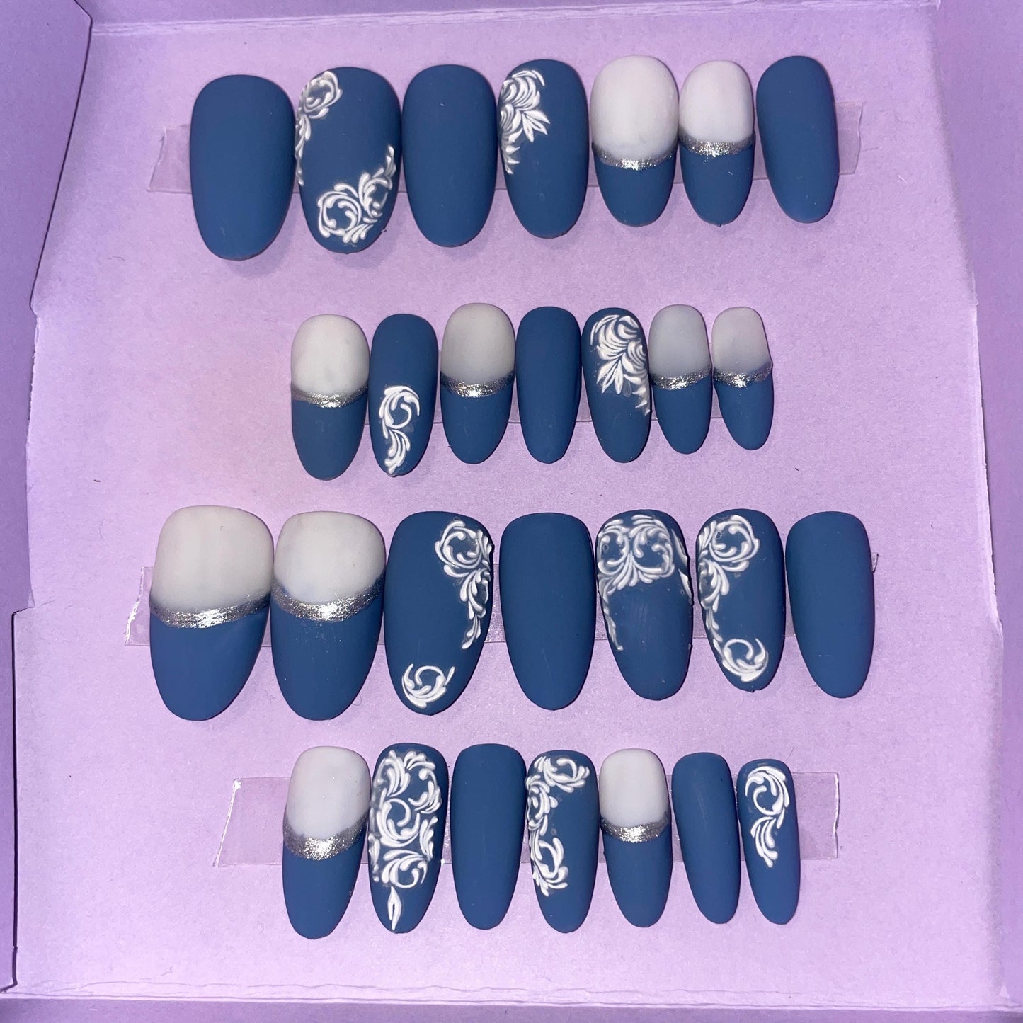 Dentelle blanche. Bleu mat, blanc laiteux, argent. Kit toutes tailles incluses. Réutilisables, Press-on nails, faux ongles, Finition mate