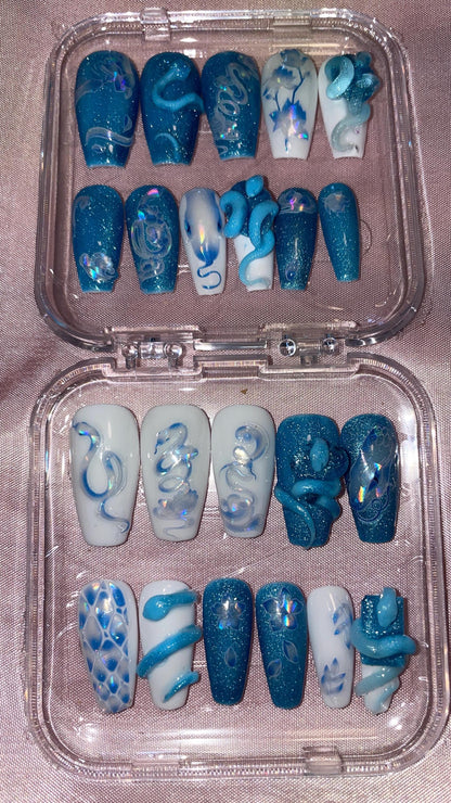 Serpents holographiques et 3D bleus et blancs. Kit toutes tailles incluses. Faux ongles, press on nails. Réutilisables. Fini brillant.