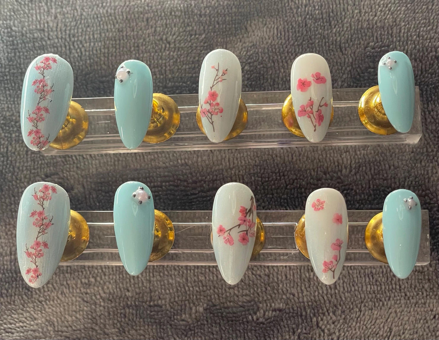 Petites fleurs de cerisier, bleu, blanc, rose avec strass. Réutilisable, Press-on nails, faux ongles. Finition brillante
