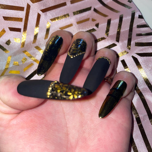 24 pièces. Dentelle or et noir, perles. Tailles 0 à 9. Réutilisables, Press-on nails, faux ongles. Finition mate et brillante
