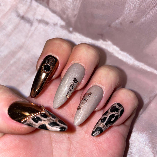 28 pièces. Léopards et cuivre miroir, perles et strass. Tailles de 00 à 9. Réutilisables, Press-on nails, faux ongles. Finition brillante.