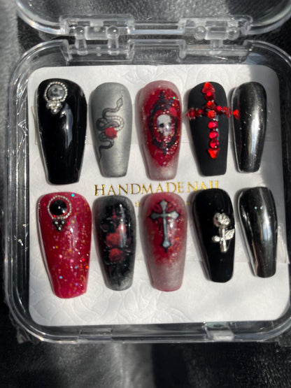 Gothique, Halloween. Rouge, noir, chrome, argent, serpent, crâne. Réutilisable, Press-on nails, faux ongles. Finition brillante.