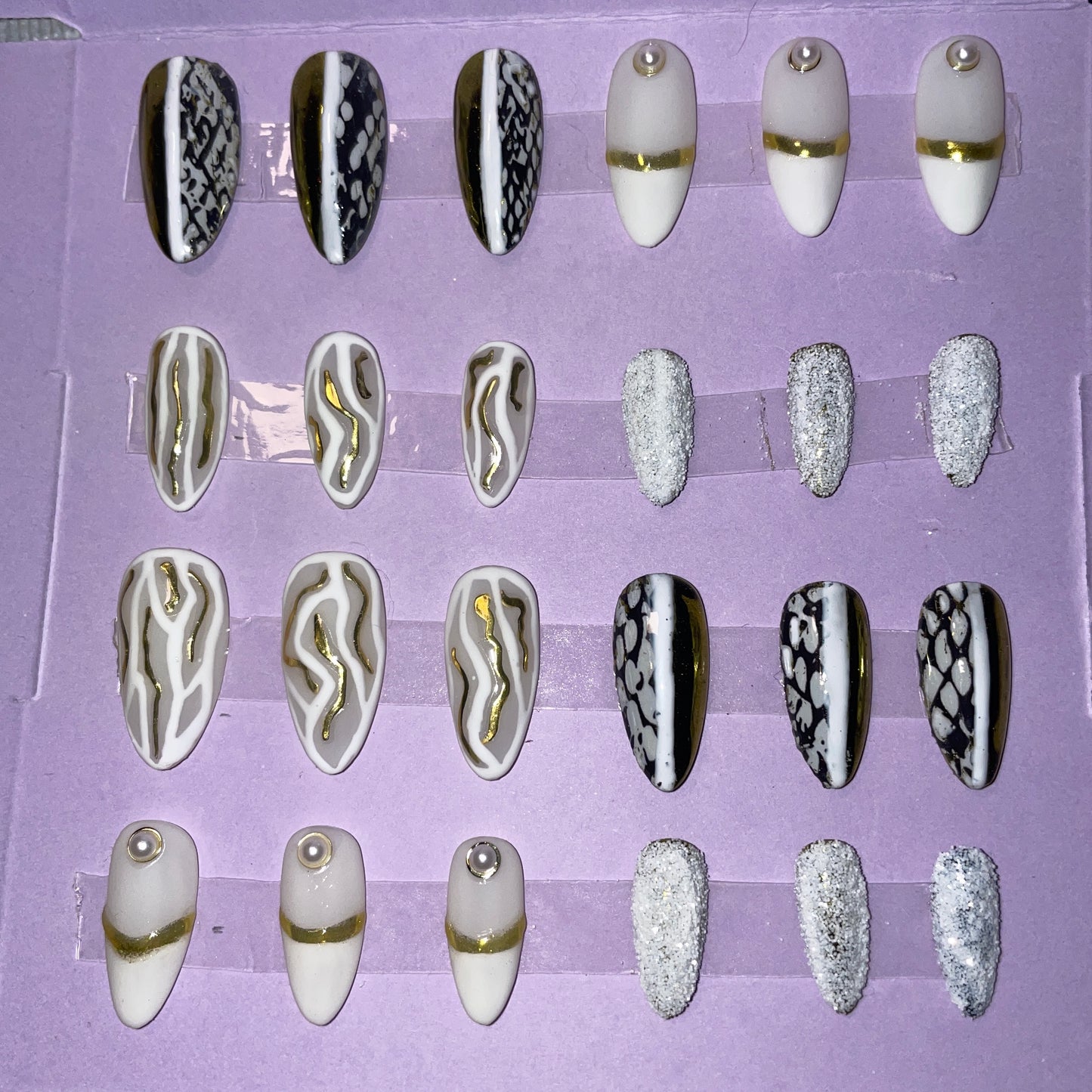 Peau de serpent. Noir, blanc et doré avec perles et sucre. Kit toutes tailles incluses. Press-on nails, faux ongles, ongles à coller.