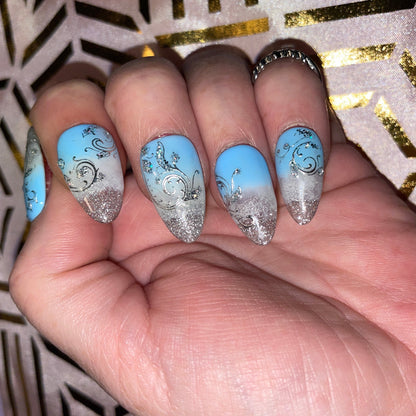 Dégradé bleu, blanc laiteux et argent. Kit toutes tailles incluses. Réutilisables, Press-on nails, faux ongles. Finition brillante