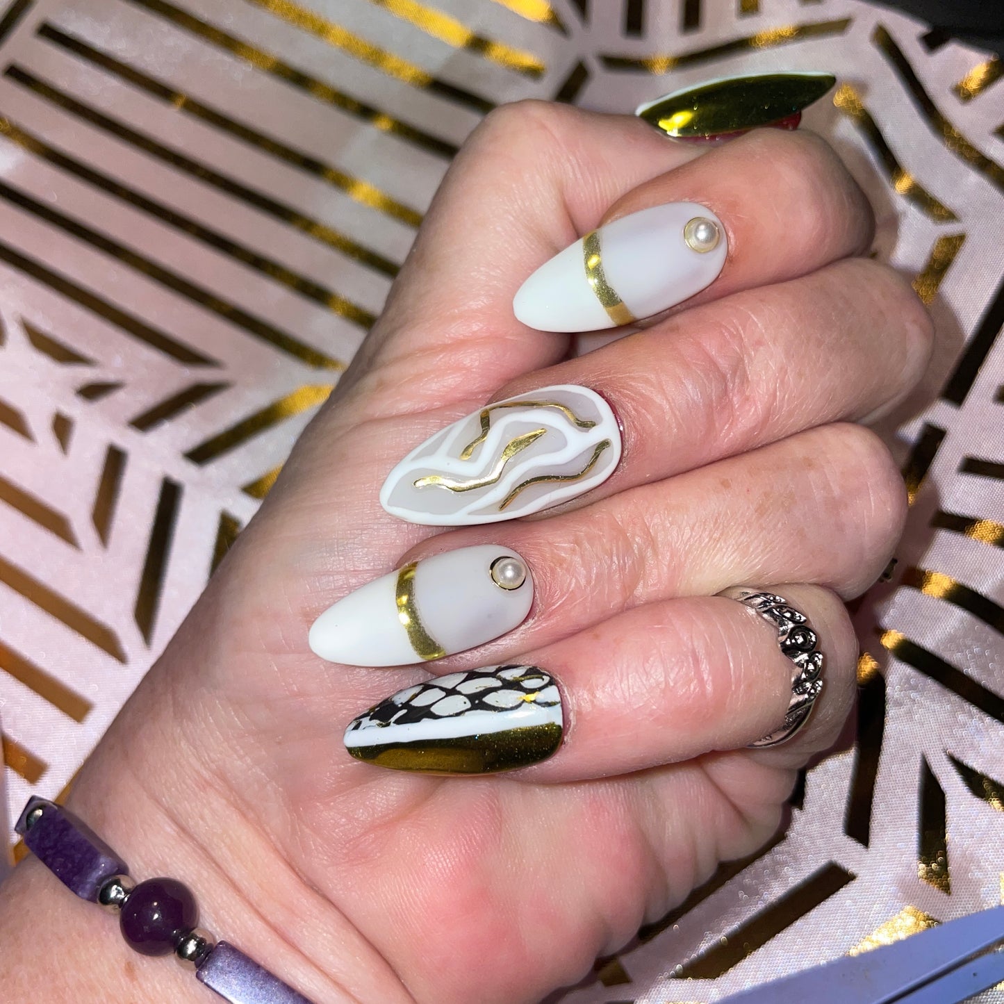 Peau de serpent. Noir, blanc et doré avec perles et sucre. Kit toutes tailles incluses. Press-on nails, faux ongles, ongles à coller.