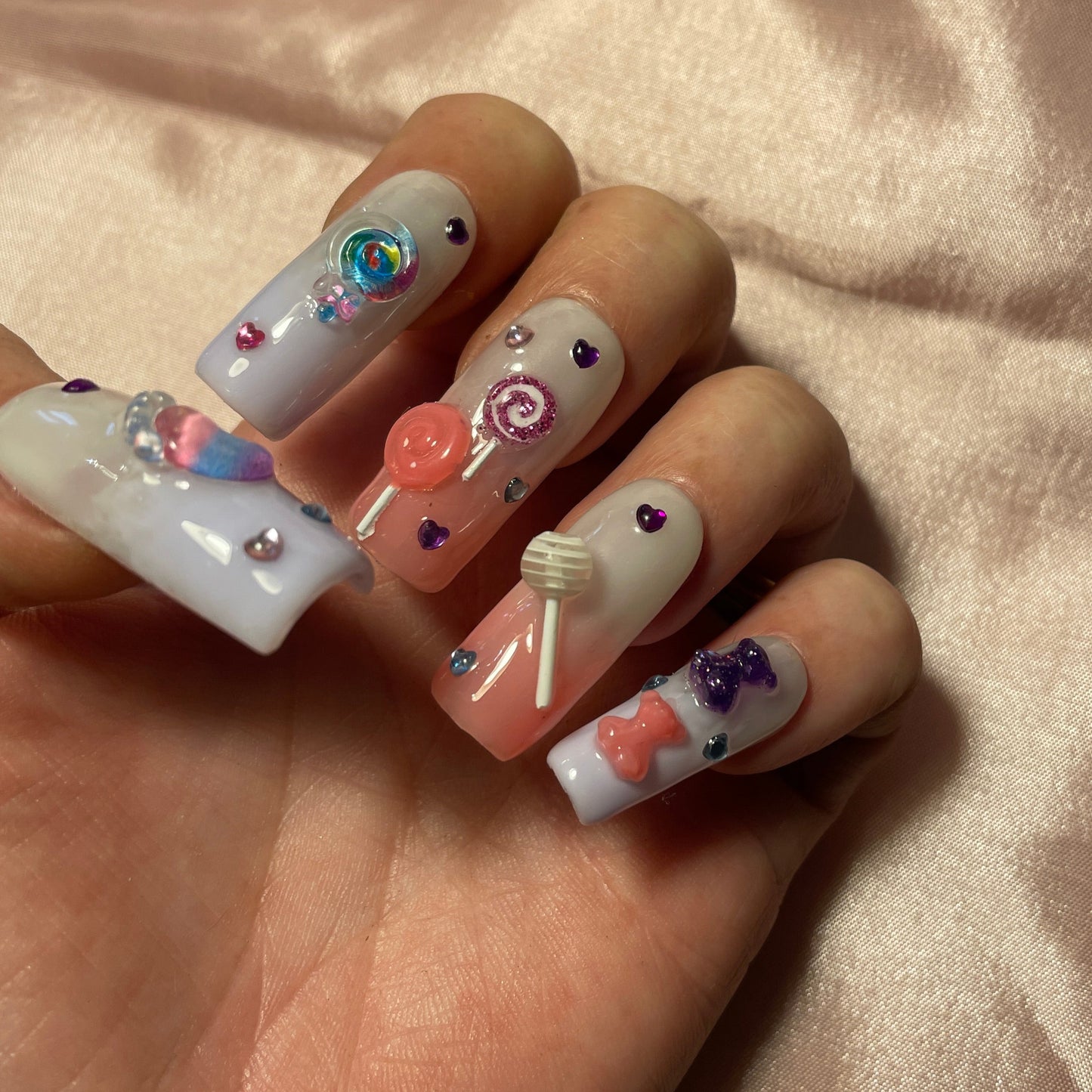 Petits bonbons, roses et violets avec strass. Kit toutes tailles incluses. Réutilisables. Press-on nails, faux ongles. Fini brillant