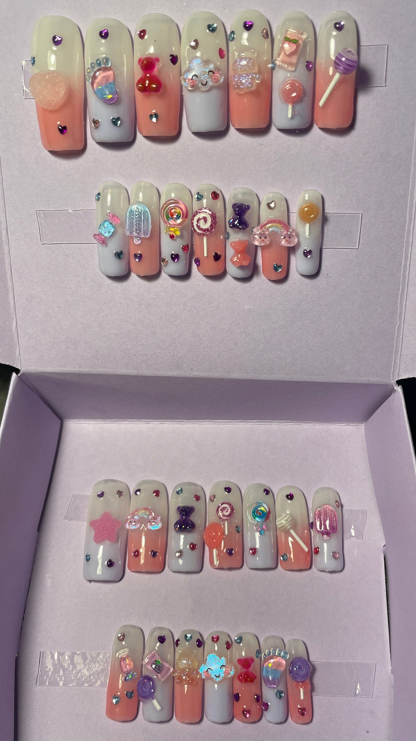 Petits bonbons, roses et violets avec strass. Kit toutes tailles incluses. Réutilisables. Press-on nails, faux ongles. Fini brillant