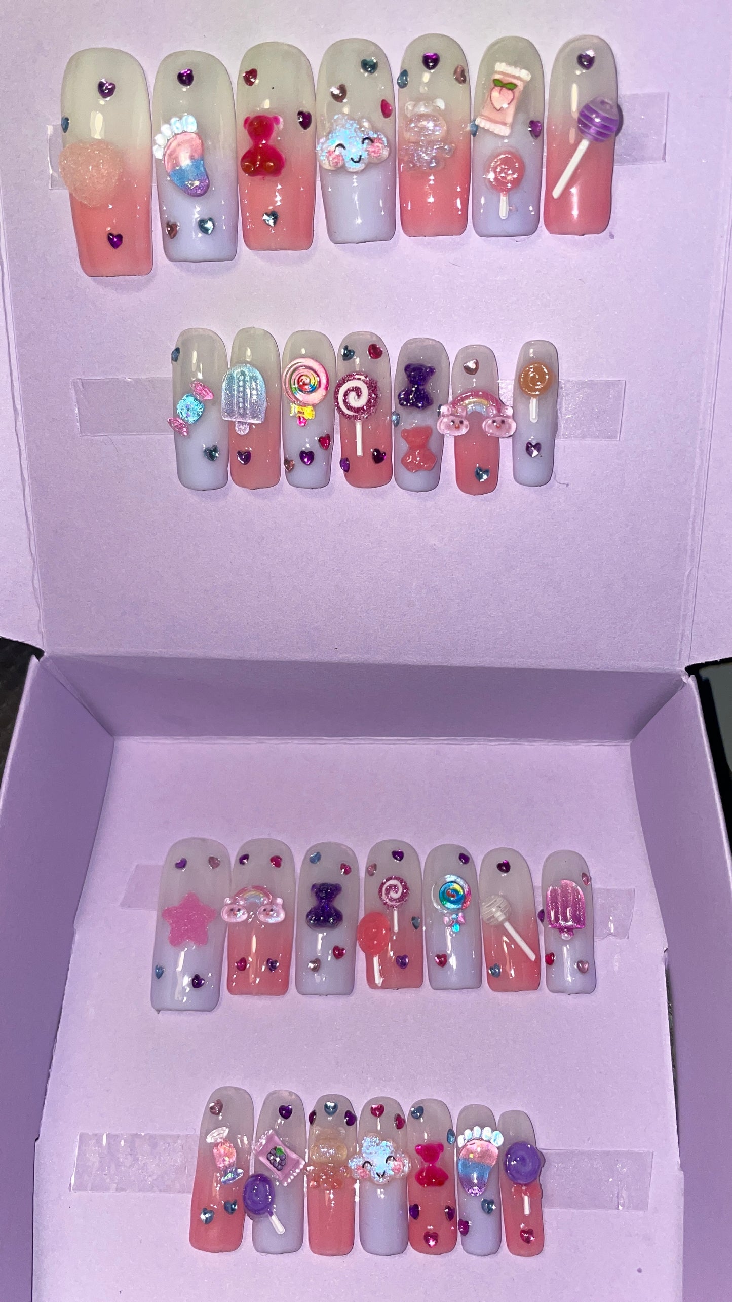Petits bonbons, roses et violets avec strass. Kit toutes tailles incluses. Réutilisables. Press-on nails, faux ongles. Fini brillant
