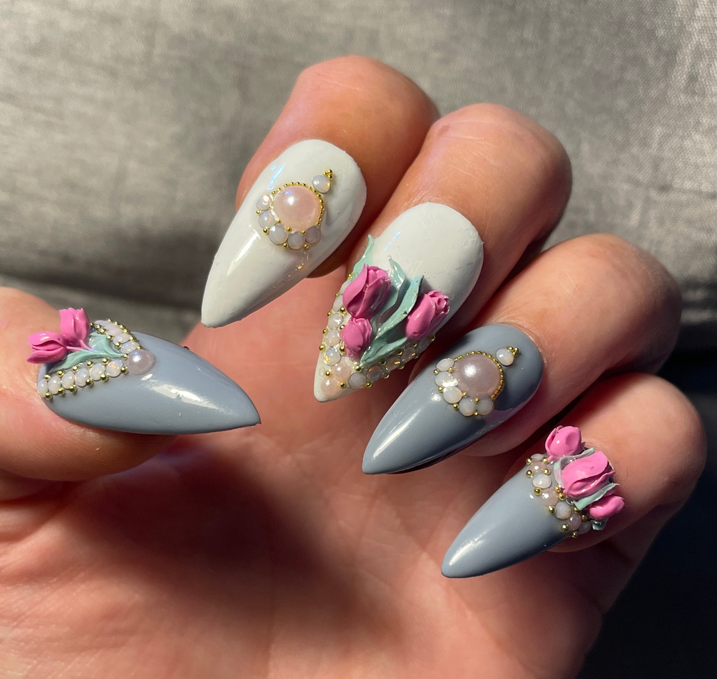 Gris et blanc, petites tulipes roses et strass. Kit toutes tailles incluses. Réutilisables. Press-on nails, faux ongles. Fini brillant