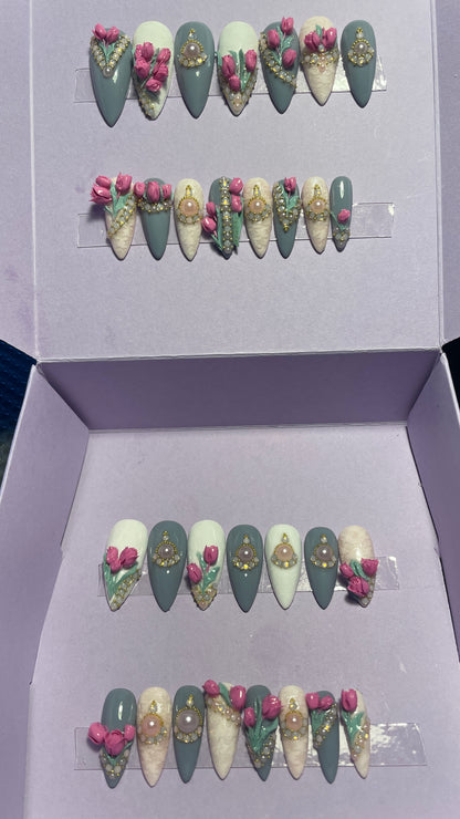 Gris et blanc, petites tulipes roses et strass. Kit toutes tailles incluses. Réutilisables. Press-on nails, faux ongles. Fini brillant