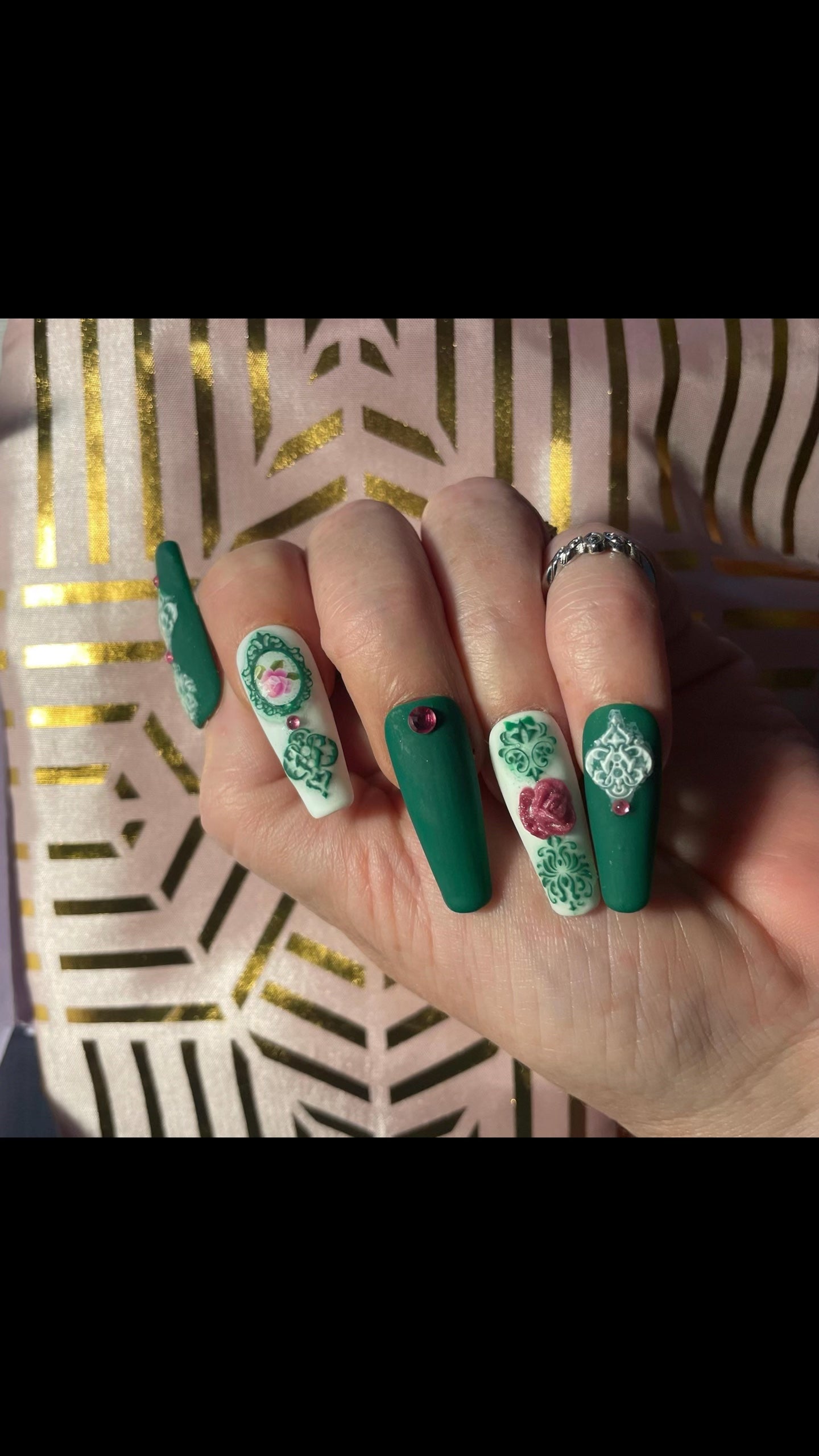 Vert, et blanc avec fleurs roses et strass. Kit complet toutes tailles incluses. Réutilisables, Press-on nails, faux ongles. Finition mate