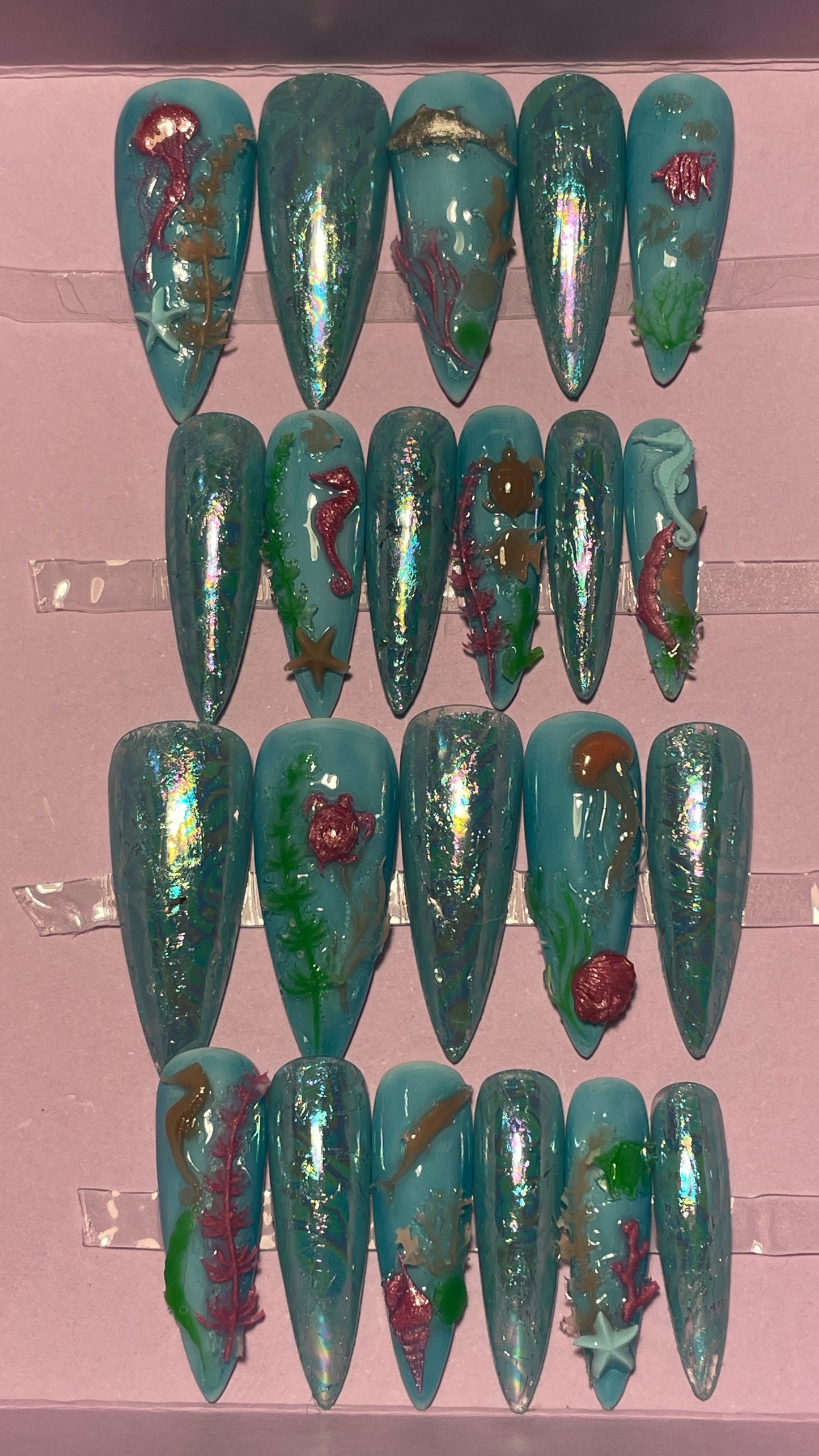Bleu avec Algues, poissons, hippocampe, et méduses. Bleu et bleu iridescent. Kit complet toutes tailles incluses. Réutilisables, Press-on nails, faux ongles. Fini brillant