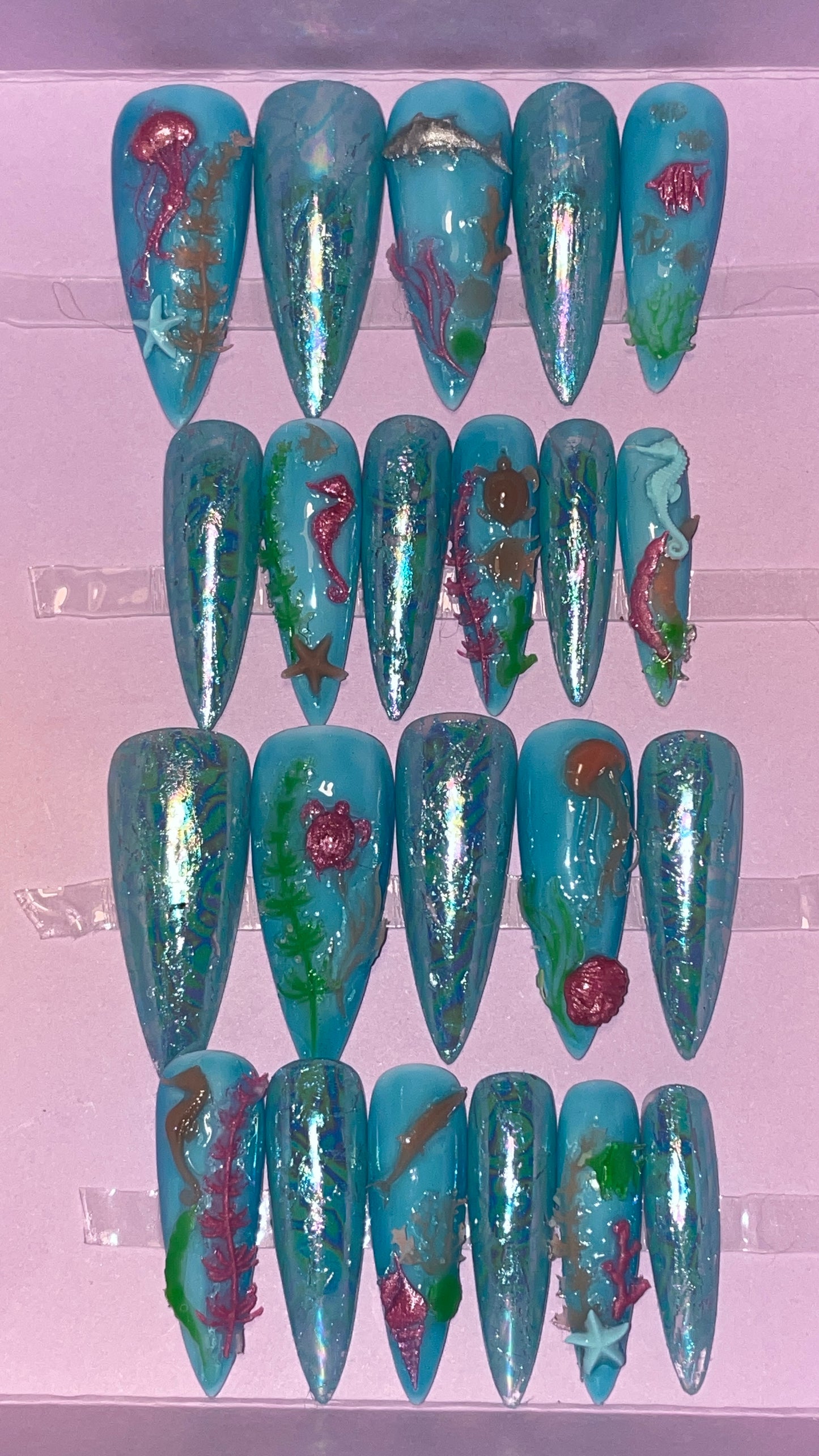 Bleu avec Algues, poissons, hippocampe, et méduses. Bleu et bleu iridescent. Kit complet toutes tailles incluses. Réutilisables, Press-on nails, faux ongles. Fini brillant