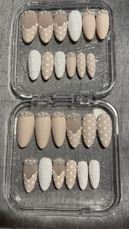 Beige et laiteux à petits poids blancs avec perles. Kit toutes tailles incluses. Réutilisables, Press-on nails, faux ongles. Finition mate