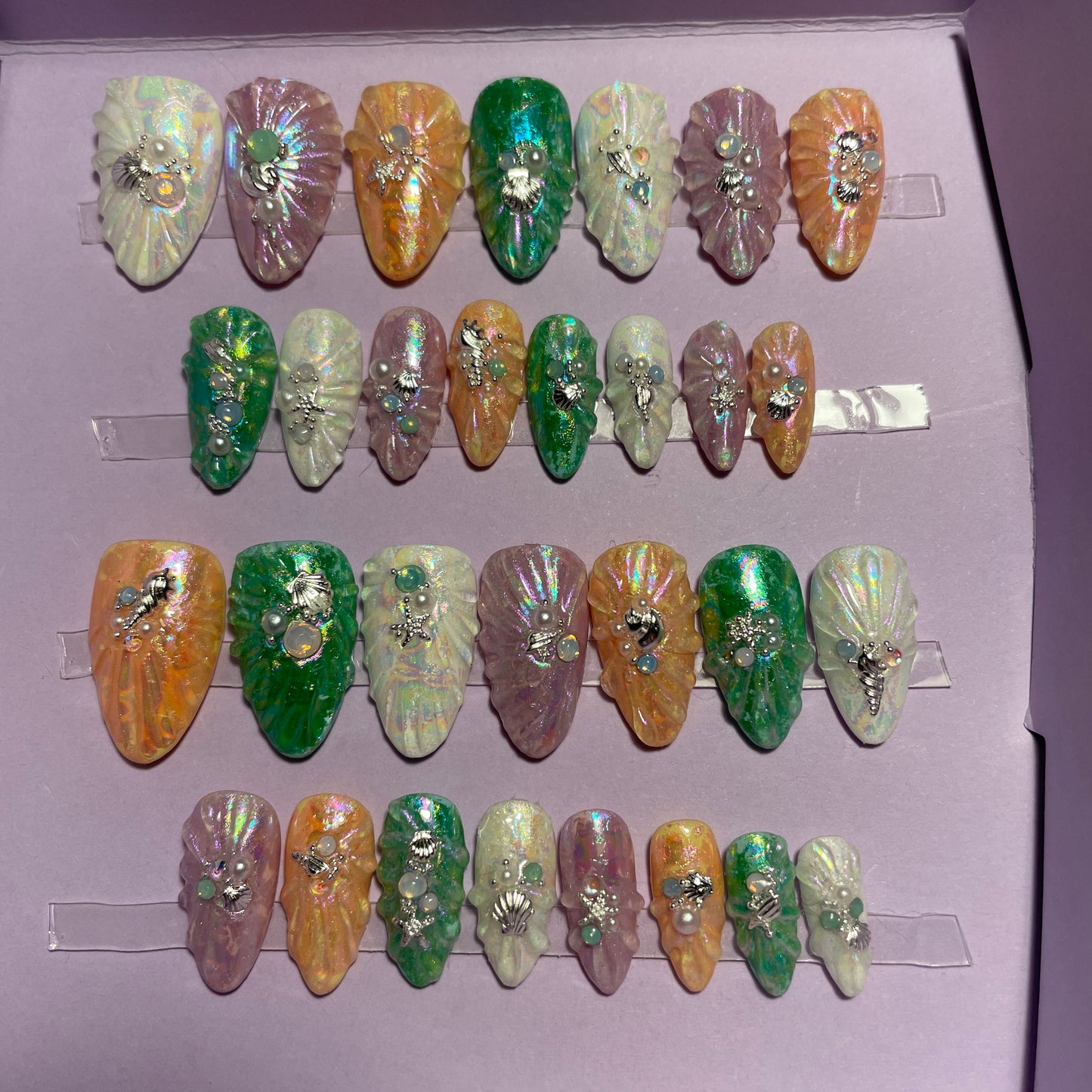 Coquillages nacrés blancs, saumons, roses et verts. Kit toutes tailles incluses. Réutilisables, Press-on nails, faux ongles. Fini brillant