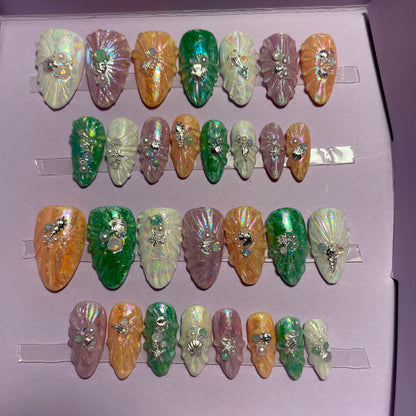 Coquillages nacrés blancs, saumons, roses et verts. Kit toutes tailles incluses. Réutilisables, Press-on nails, faux ongles. Fini brillant