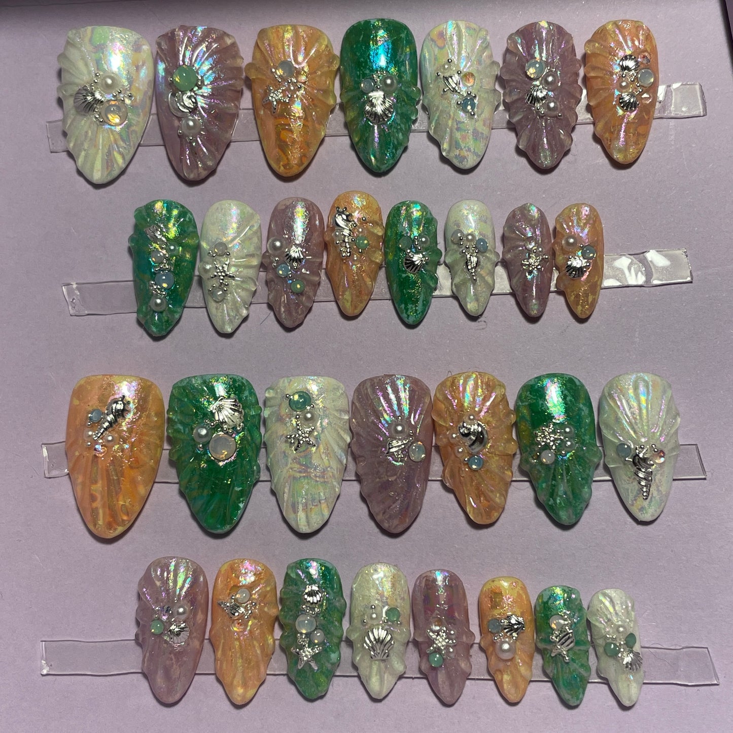Coquillages nacrés blancs, saumons, roses et verts. Kit toutes tailles incluses. Réutilisables, Press-on nails, faux ongles. Fini brillant