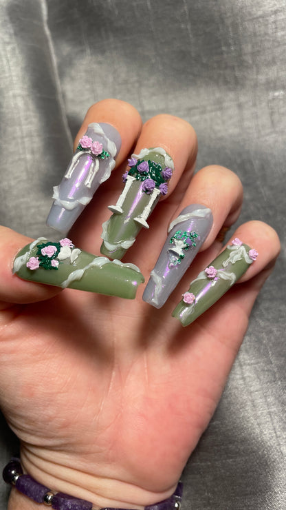 Jardin antique. Kit 24 pièces. Jelly vert et violet avec vasques, fontaines, drapés, colones fleuris. Press-on nails, faux ongles.