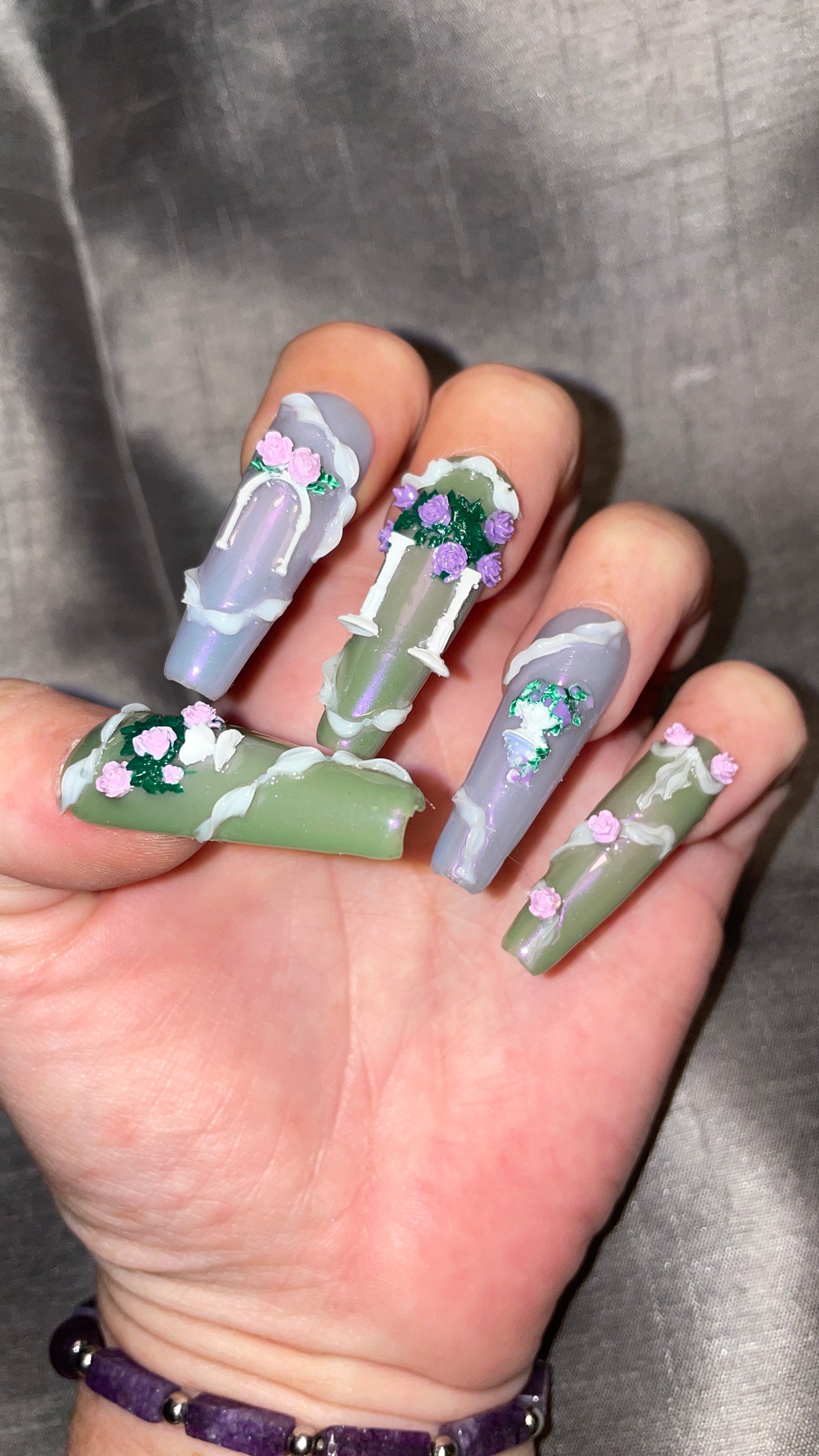 Jardin antique. Kit 24 pièces. Jelly vert et violet avec vasques, fontaines, drapés, colones fleuris. Press-on nails, faux ongles.