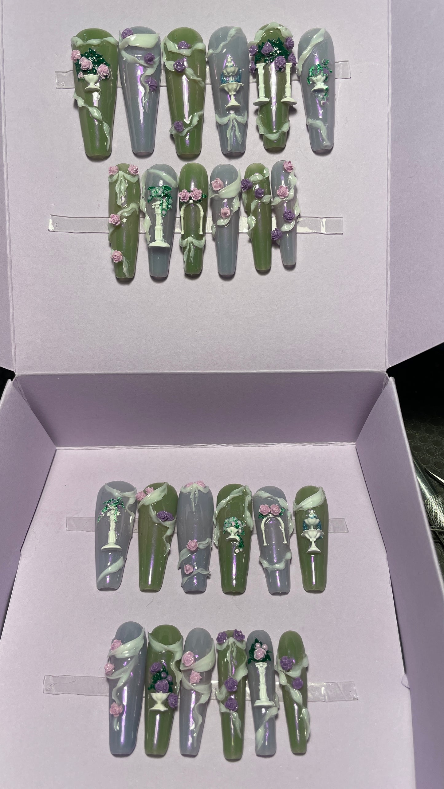 Jardin antique. Kit 24 pièces. Jelly vert et violet avec vasques, fontaines, drapés, colones fleuris. Press-on nails, faux ongles.