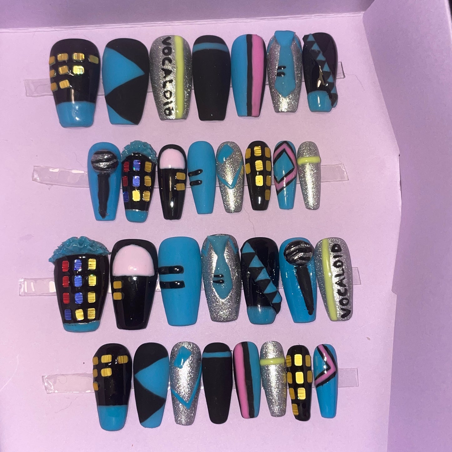 Cosplay. Hatsune Miku. Kit complet. Noir, bleu et gris métallisé. Reliefs et textures. Réutilisables, Press-on nails, faux ongles