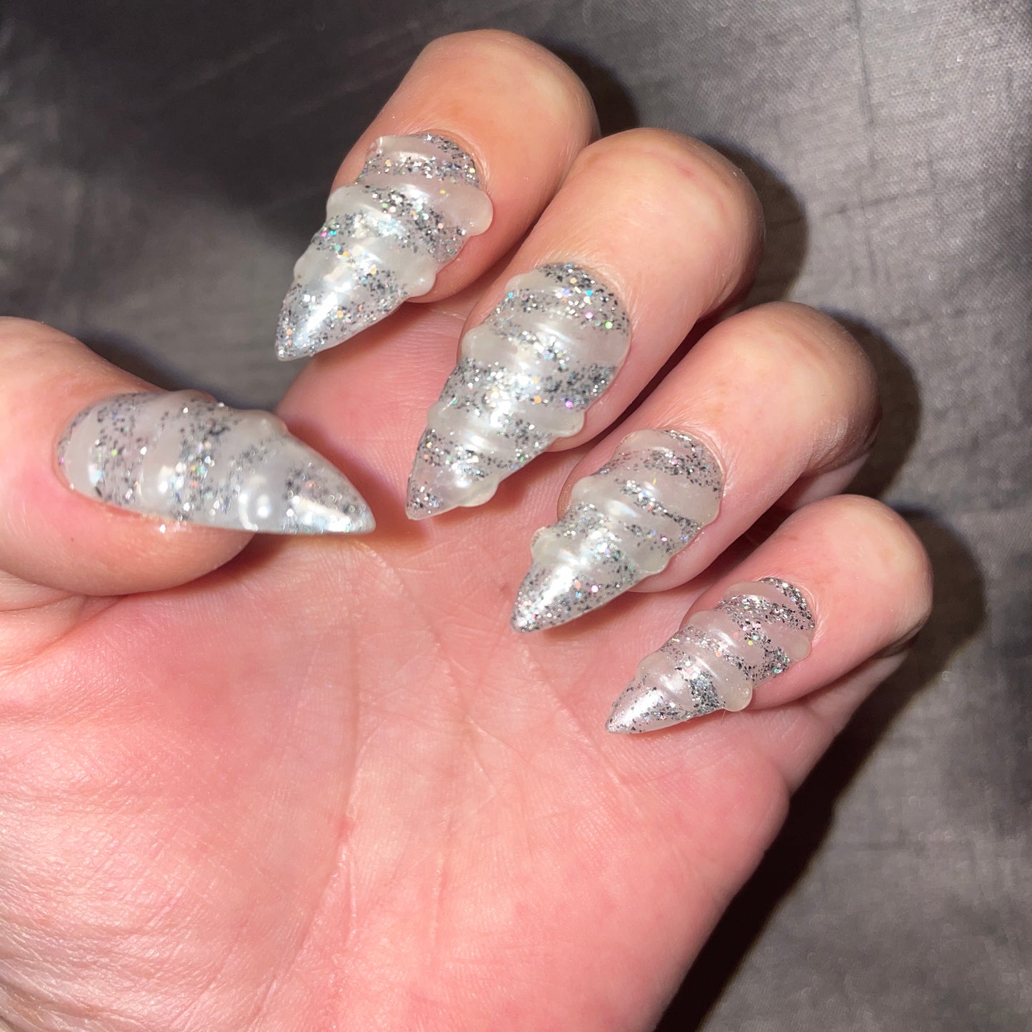 Blanc nacré et pailleté argent en relief. Kit toutes tailles incluses. Réutilisables, Press-on nails, faux ongles
