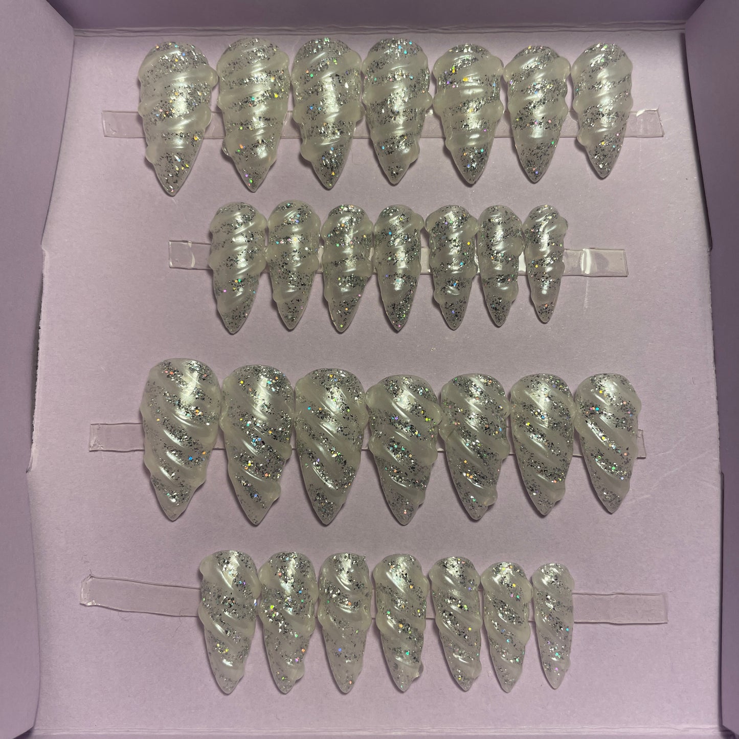 Blanc nacré et pailleté argent en relief. Kit toutes tailles incluses. Réutilisables, Press-on nails, faux ongles