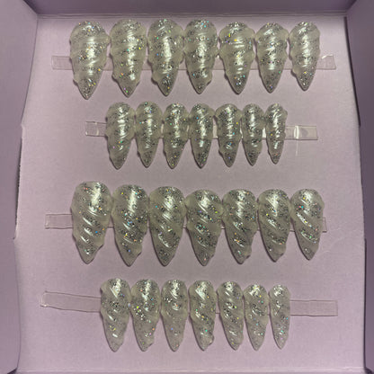 Blanc nacré et pailleté argent en relief. Kit toutes tailles incluses. Réutilisables, Press-on nails, faux ongles