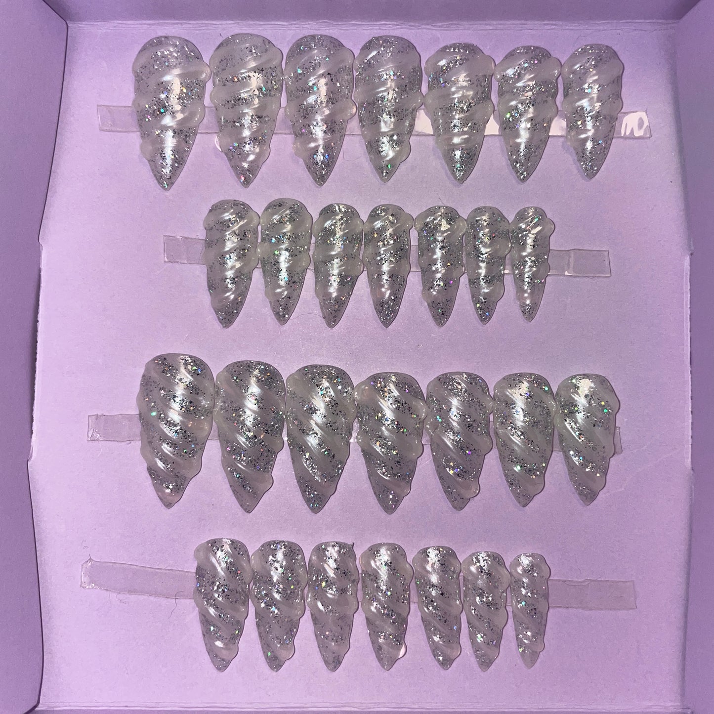 Blanc nacré et pailleté argent en relief. Kit toutes tailles incluses. Réutilisables, Press-on nails, faux ongles