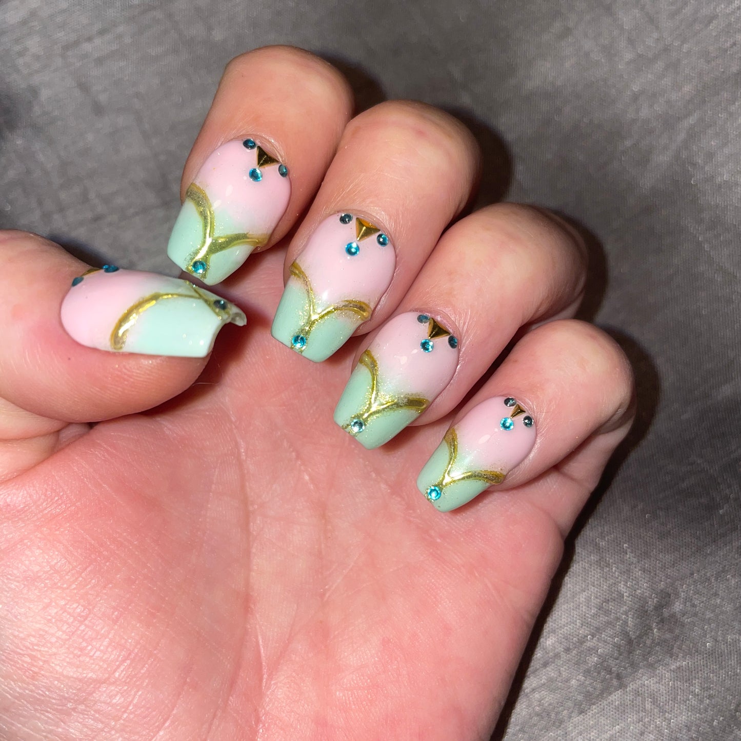 Rose dégradé vert avec motifs dorés et strass bleus. Kit toutes tailles incluses. Réutilisables, Press-on nails, faux ongles