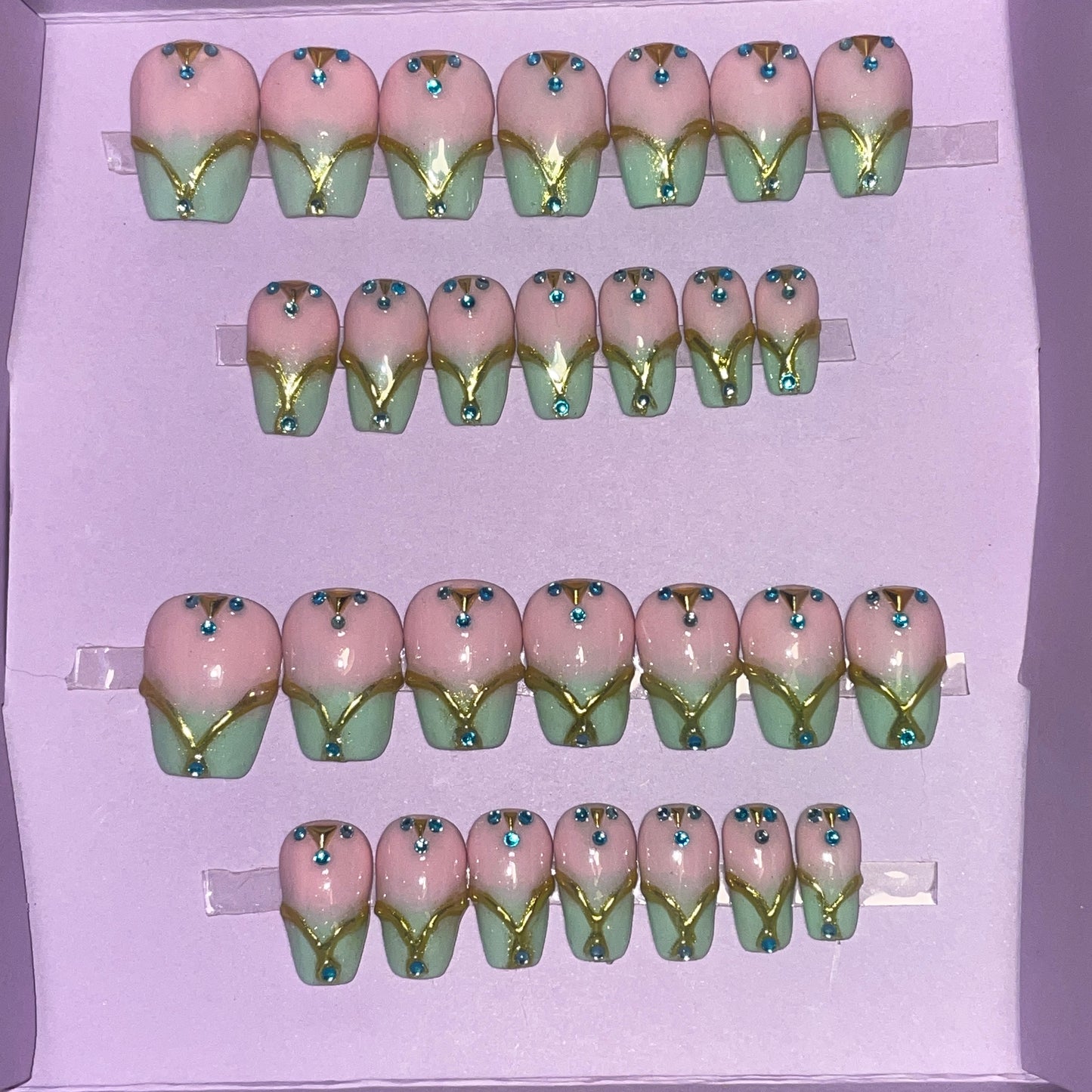 Rose dégradé vert avec motifs dorés et strass bleus. Kit toutes tailles incluses. Réutilisables, Press-on nails, faux ongles