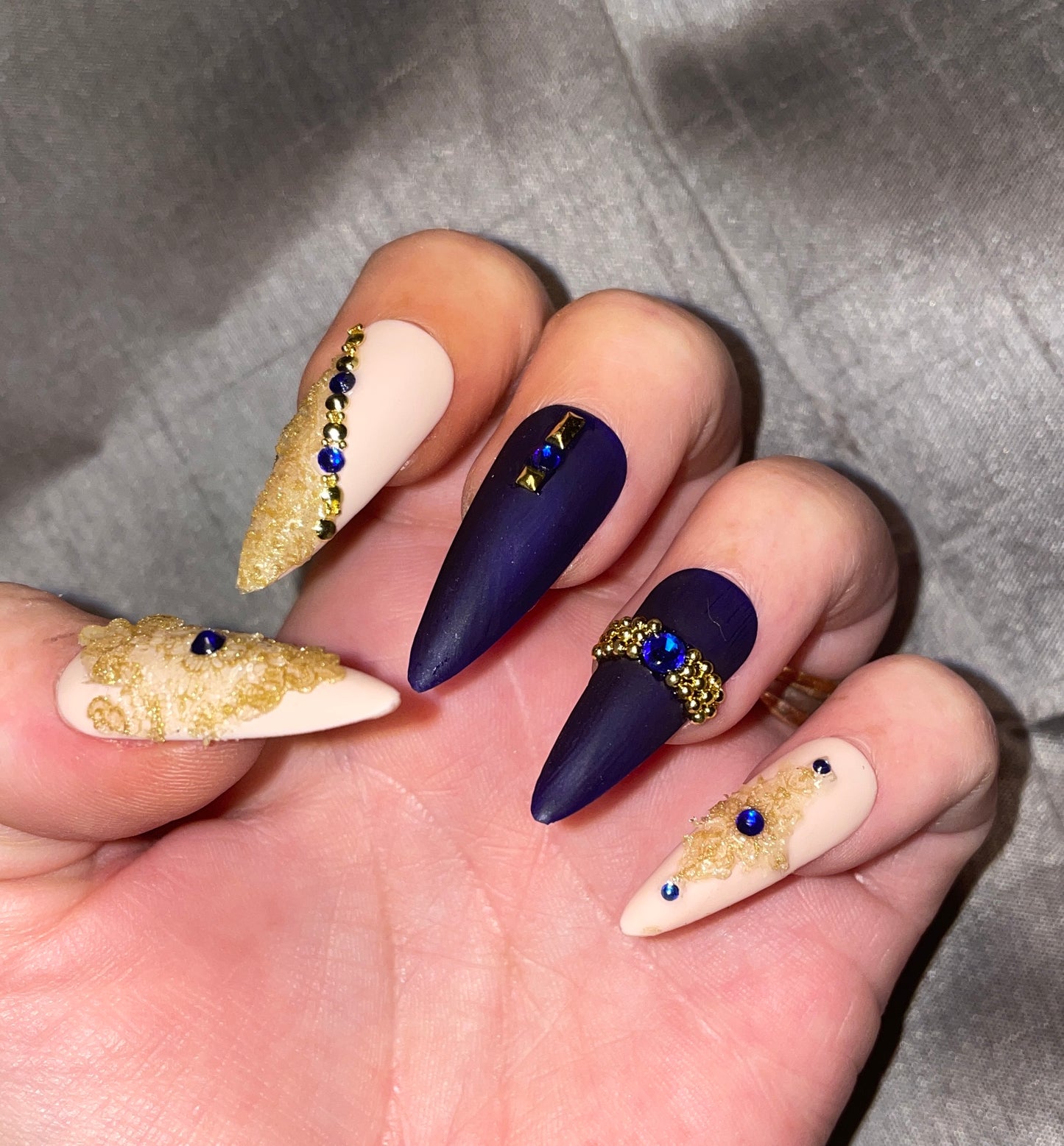 Bleu marine et beige avec dentelle dorée en relief et strass bleus. Kit toutes tailles incluses. Réutilisables, Press-on nails, faux ongles