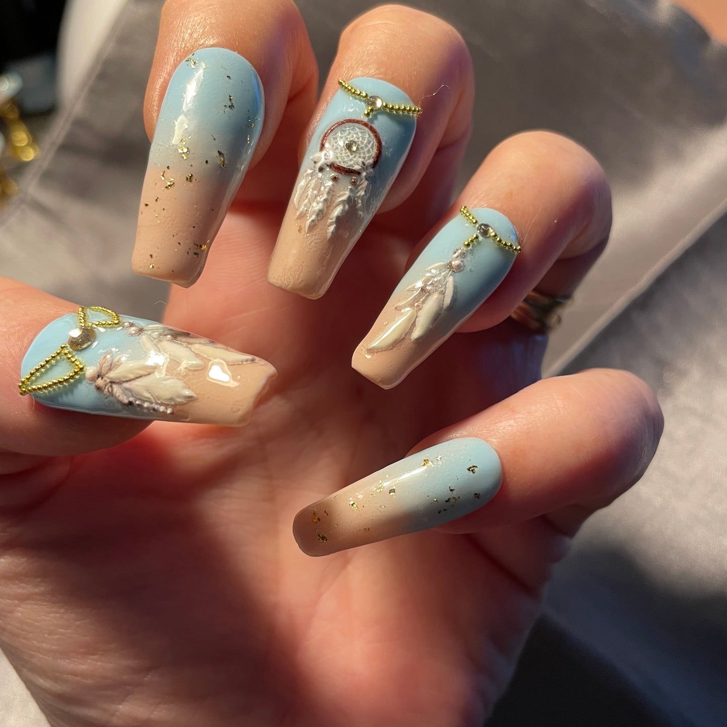 Bleu dégradé beige avec attrapes rêves en relief, strass et perles. Kit toutes tailles incluses. Réutilisables, Press-on nails, faux ongles
