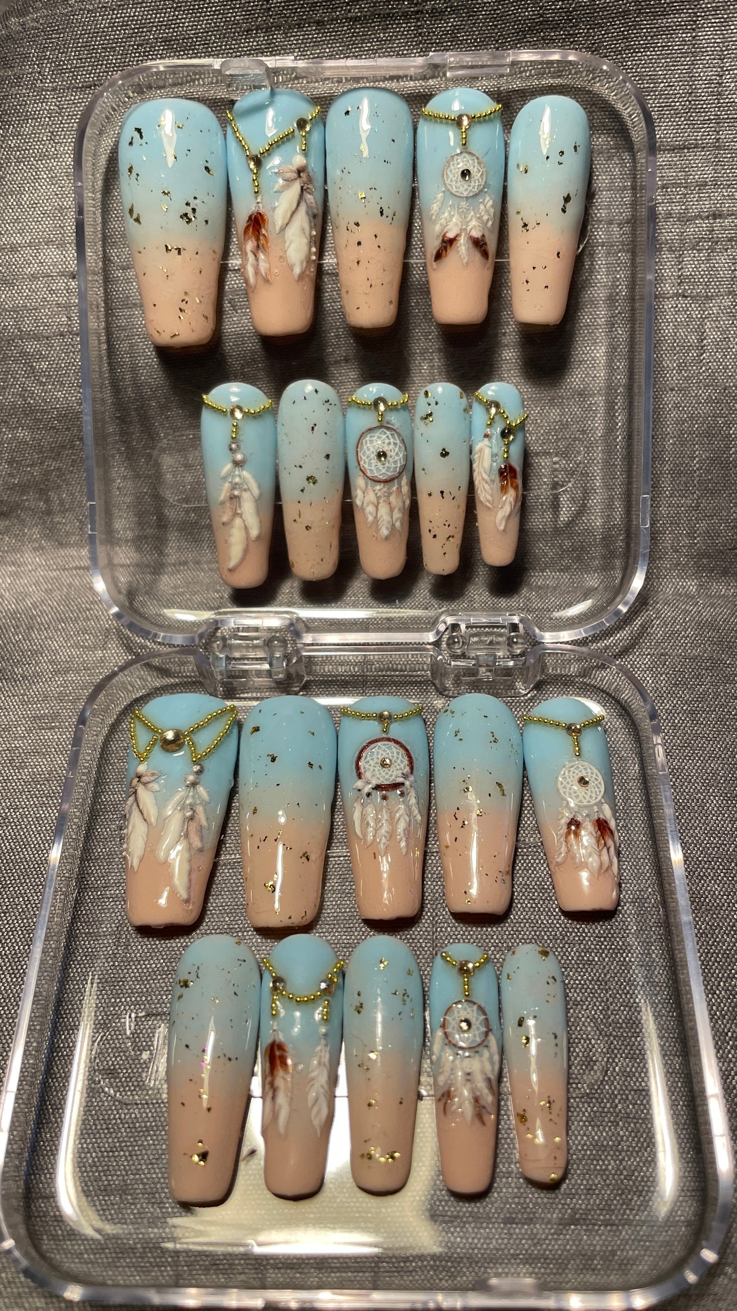Bleu dégradé beige avec attrapes rêves en relief, strass et perles. Kit toutes tailles incluses. Réutilisables, Press-on nails, faux ongles