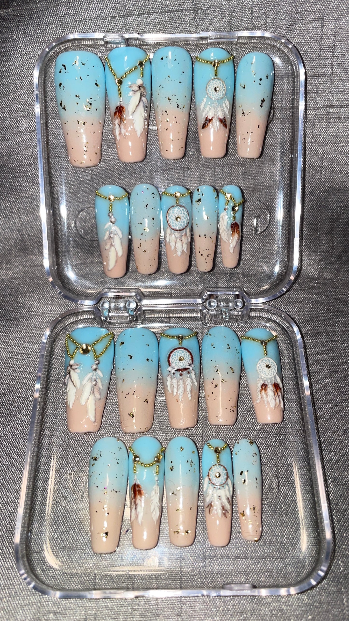 Bleu dégradé beige avec attrapes rêves en relief, strass et perles. Kit toutes tailles incluses. Réutilisables, Press-on nails, faux ongles