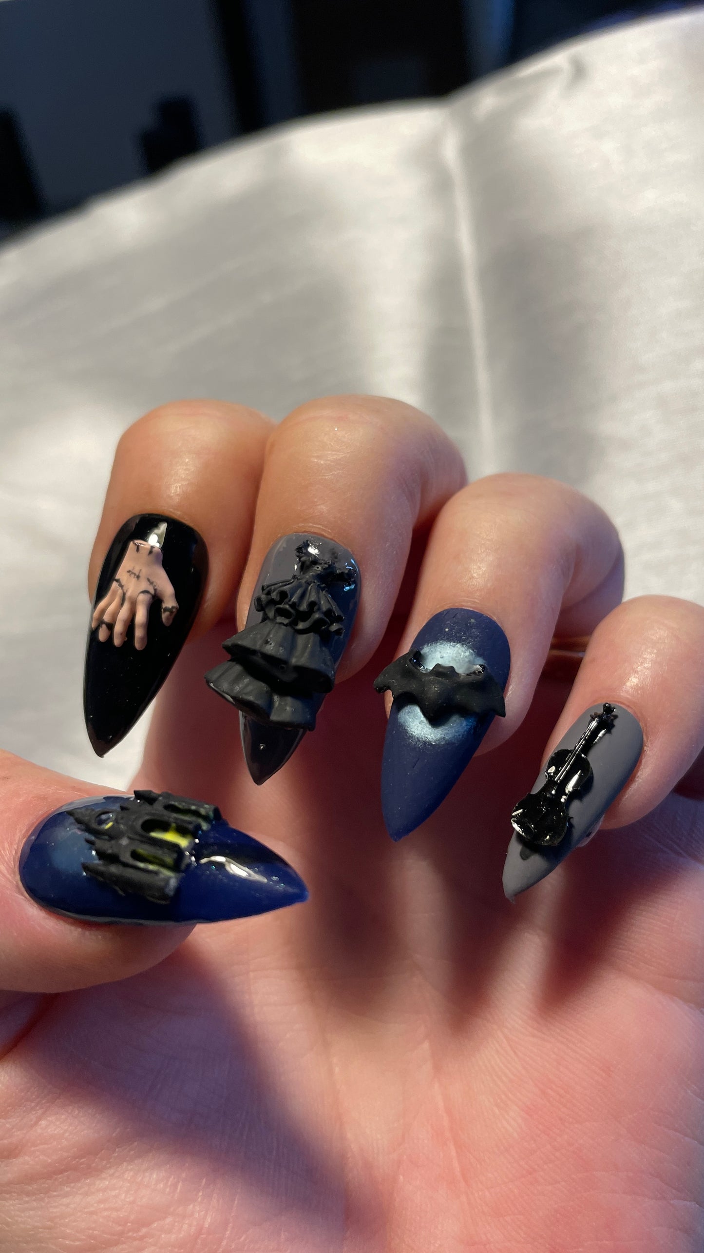 Mercredi Addams. Sa robe, son château, la chose, les corbeaux. Kit toutes tailles incluses. Réutilisables, Press-on nails, faux ongles