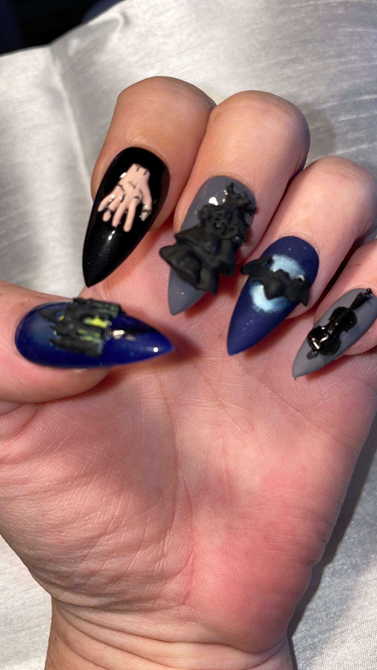 Mercredi Addams. Sa robe, son château, la chose, les corbeaux. Kit toutes tailles incluses. Réutilisables, Press-on nails, faux ongles